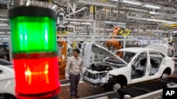 Un ouvrier assemble une voiture dans une usine du constructeur automobile chinois BAIC Motor à Pékin, jeudi 6 novembre 2014. (AP Photo/Ng Han Guan)