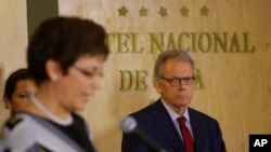 Wakil menteri transportasi Kuba, Marta Oramas Rivero (kiri), memberikan keterangan sementara utusan AS untuk Kuba, Jeffrey De Laurentis, mendampinginya usai penandatanganan pperjanjian aero-maritim antara kedua negara di Havana, Kuba, Rabu, 18 Januari, 2017. (AP Photo / Desmond Boylan)