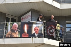 Transparenti sa fotografijama Prigožina i Utkina u Novosibirsku. (Foto: Reuters)