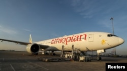 De nombreux vols devant atterrir dans la matinée ont été déroutés sur des aéroports voisins.