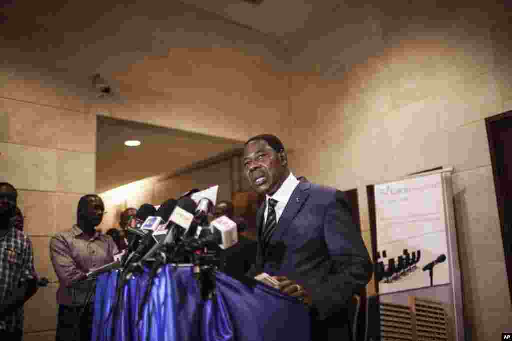 Le président du Bénin Thomas Boni Yayi parle aux médias après des entretiens qu'il a eus avec le général Gilbert Diendéré, le chef de file des putschistes au Burkina Faso, à Ouagadougou, 19 sept 2015.