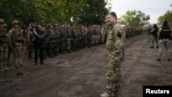 Presiden Ukraina Petro Poroshenko saat mengunjungi pasukan Ukraina di Slovyansk (9/7).