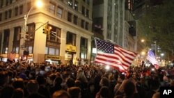 Manifestações de júblico, como esta no "ground zero", em Nova Iorque saudaram o anúncio da morte de Bin Laden