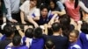 在台湾立法院里执政党民进党立委与在野党国民党立委发生冲突。（2020年6月29日）