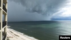 Alberto, todavía como tormenta subtropical, llega a la playa de Orange, en Alabama, el 28 de mayo.