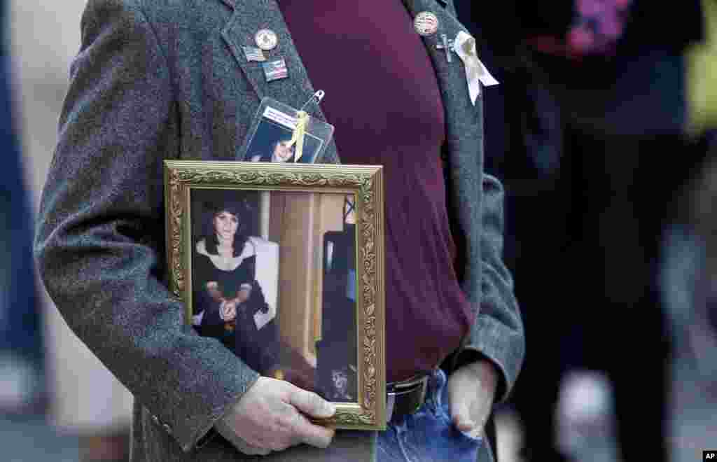 Friends and relatives of the victims of the September 11 terrorist attacks attend a ceremony marking the 11th anniversary of the attacks, New York, September 11, 2012.