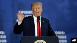 Presiden Donald Trump berbicara tentang rencananya untuk menanggulangi ketergantungan pada obat-obatan opioid di Manchester Community College, 19 Maret 2018, Manchester, N.H. (foto: AP Photo/Elise Amendola)
