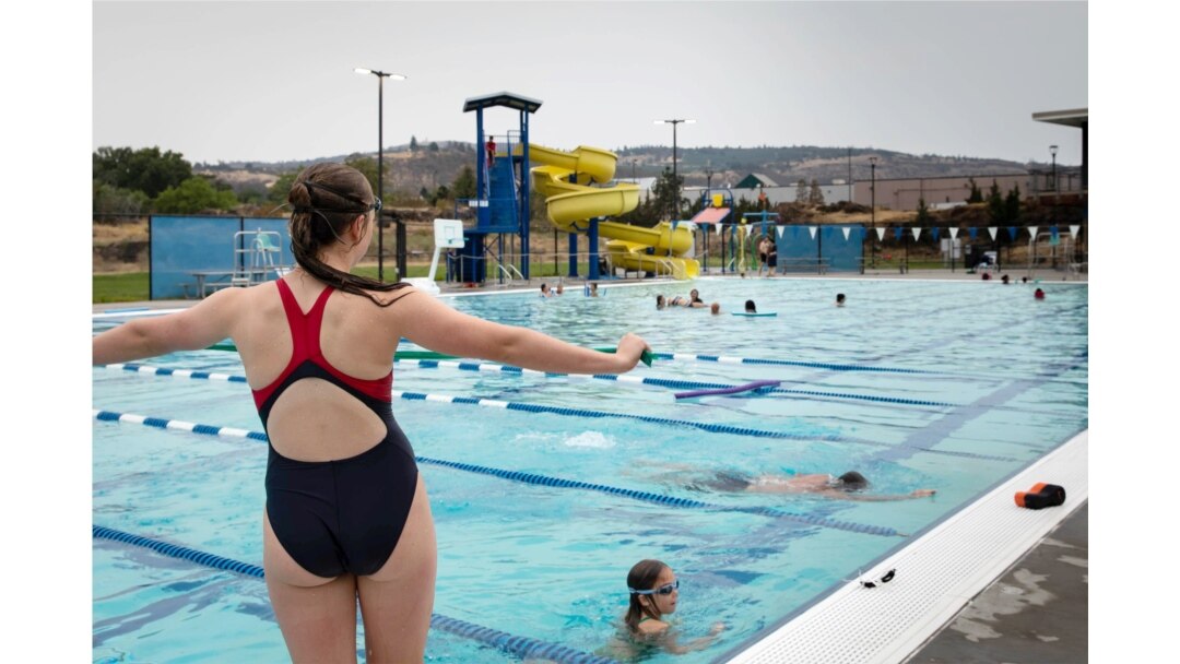 La gente usa una piscina pública en medio de la segunda ola de calor del verano en The Dalles, Oregon, EE. UU., el 31 de julio de 2021. Fotografía tomada el 31 de julio de 2021. REUTERS / Maranie Staab