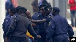 Des policiers arrêtent un journaliste lors d’une manifestation à Kinshasa, 1er septembre 2011. 