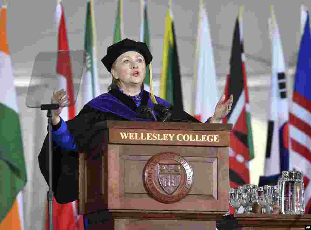 L'ancienne secrétaire d'État, Hillary Clinton, diplômée de l'école en 1969, prononce un discours d'ouverture de l 'année au Wellesley College, à Wellesley, Massachusetts, 26 mai 2017.