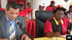 Rui Falcão, secretário de Informação do MPLA, sentado à esquerda (VOA/Foto Arquivo)