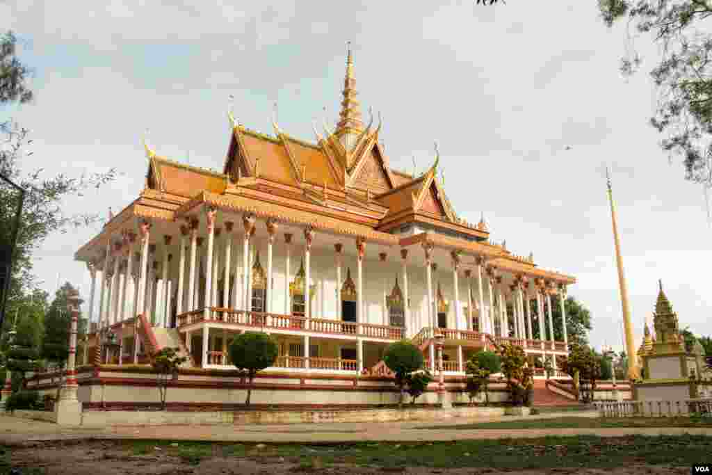 មជ្ឈមណ្ឌល អភិរក្សអណ្តើក និងកន្ធាយមេគង្គ មានទីតាំងស្ថិតក្នុងវត្តព្រះវិហារសសរមួយរយ។ តាមជំនឿសាសនា វត្តអារាមគឺទីសក្ការៈដែលប្រជាជនគោរពបូជា។ ហេតុដូចនេះ គេជឿជាក់ថា ការផ្តល់ជម្រកសត្វអណ្តើកក្នុងវត្តបែបនេះ អាចការពារពូជសត្វនេះចៀសផុតពីការធ្វើទុកបុកម្នេញពីសត្វដទៃ និងពីក្រុមអ្នកជួញដូរសត្វអណ្តើកទៅធ្វើជាអាហារ និងថ្នាំផងដែរ។ នៅខេត្តក្រចេះ កាលពីថ្ងៃសុក្រ ទី២៥ ខែវិច្ឆិកា ឆ្នាំ ២០១៦។ (ខាន់ សុគុំមនោ/VOA)
