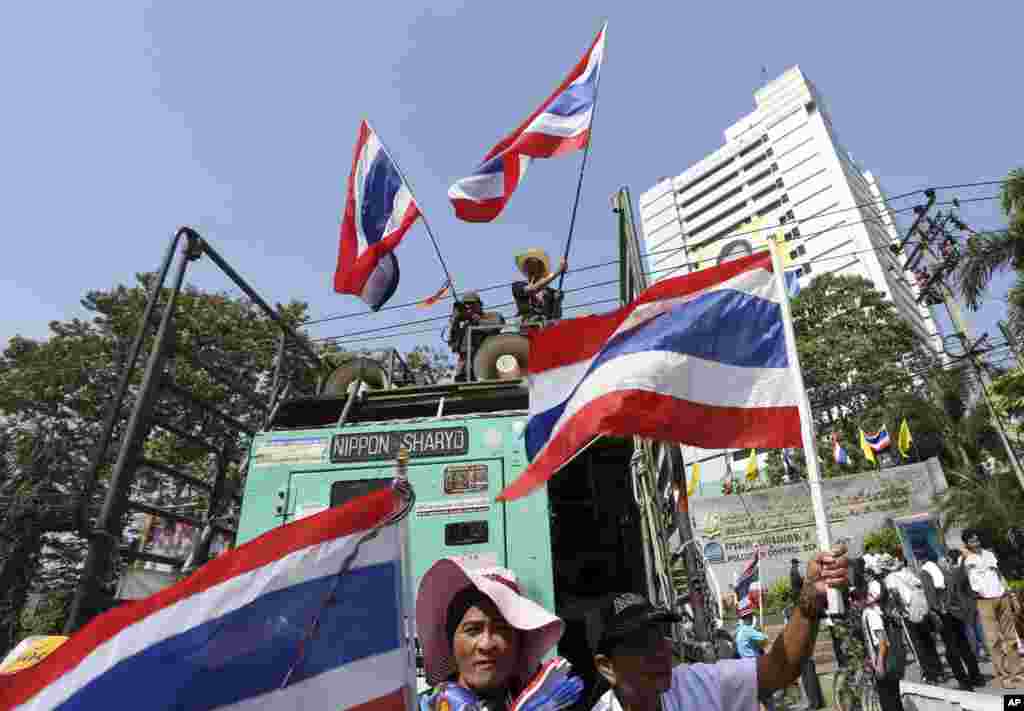 Demonstran anti pemerintah memblokir pintu utama Kementrian Sumber Daya Alam ketika demo di Bangkok, 21 Januari 2014.