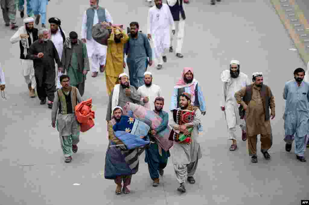 آزادی مارچ کے شرکا اپنے ہمراہ بستر اور گرم کپڑے بھی لائے ہیں۔ بعض شرکا کا کہنا ہے کہ وہ اپنے ساتھ کئی روز کا راشن لائے ہیں