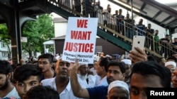 Une foule s'est rassemblée pour demander "justice" dans le Queens, à New York, le 13 août 2016.