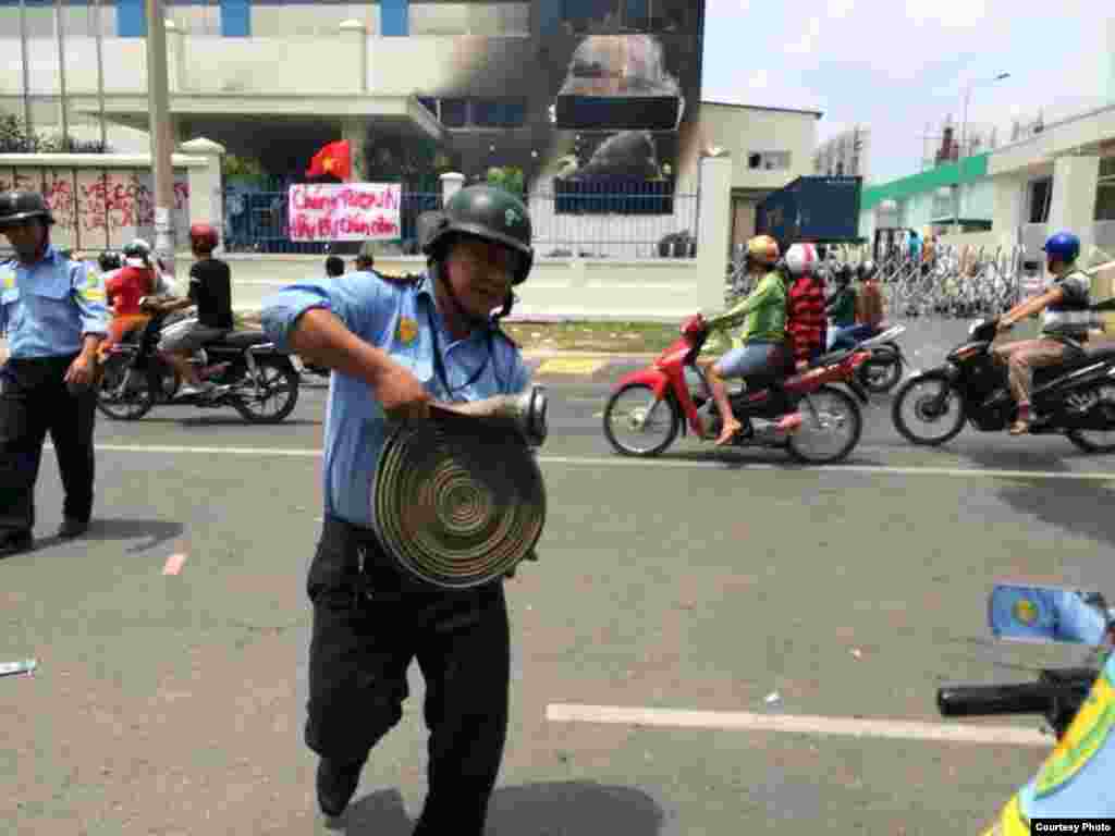 Sebuah pabrik dibakar di Binh Duong. Spanduk yang terpasang bertuliskan "Kami cinta Vietnam. Lindungi periuk nasi kita."