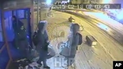 Turska televizija objavila je snimke tri britanske tinejdžerke koje su, kako se pretpostavlja, napustile svoje domove da bi se pridružile borcima Islamske države u Siriji, 1. marta 2015. 