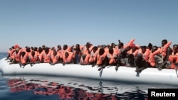 Un canot de sauvetage emplis de migrants en mer Méditerranée, le 18 mai 2017. 