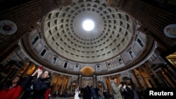 Wisatawan mengunjungi Panteon kuno di pusat kota Roma, Italia,11 Desember 2017. (REUTERTS/Tony Gentile)