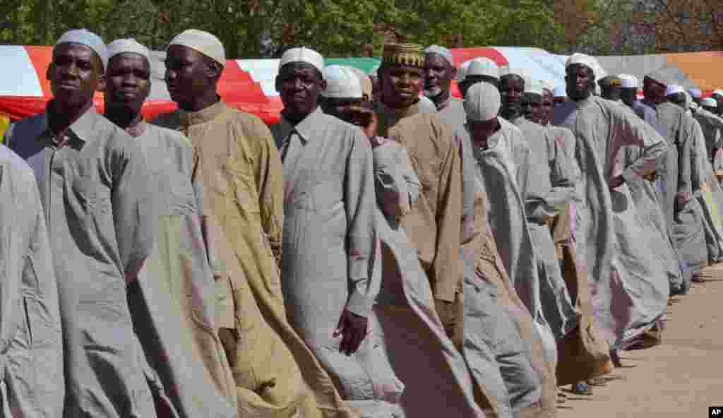 Rundunar sojojin Najeriya ta saki mutane 180 wadanda ta tsare har na tsawon shekaru 2 bisa zargin cewa 'yan kungiyar Boko Haram ne. Wadanda aka sako litinin a Maiduguri, babban birnin jihar Borno, sun hada da mazaje da mata dauke da jarirai da yara kanana.