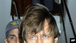 Russian arms trafficking suspect Viktor Bout in U.S. custody after being flown from Bangkok to New York, 16 Nov 2010