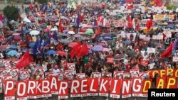 Protesters march to oppose Philippine President Benigno Aquino's fifth State of the Nation Address (SONA) during the joint session of the 16th Congress at the House of Representatives of the Philippines in Quezon city, Metro Manila, July 28, 2014. 