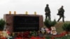 Dua tentara Republik Rakyat Donetsk berjalan melewati tugu peringatan untuk mengenang korban kecelakaan pesawat Malaysia Airlines Penerbangan MH17, yang ditembak jatuh di atas wilayah yang dikuasai pemberontak pada tahun 2014. (Foto: REUTERS/Alexander Ermochenk