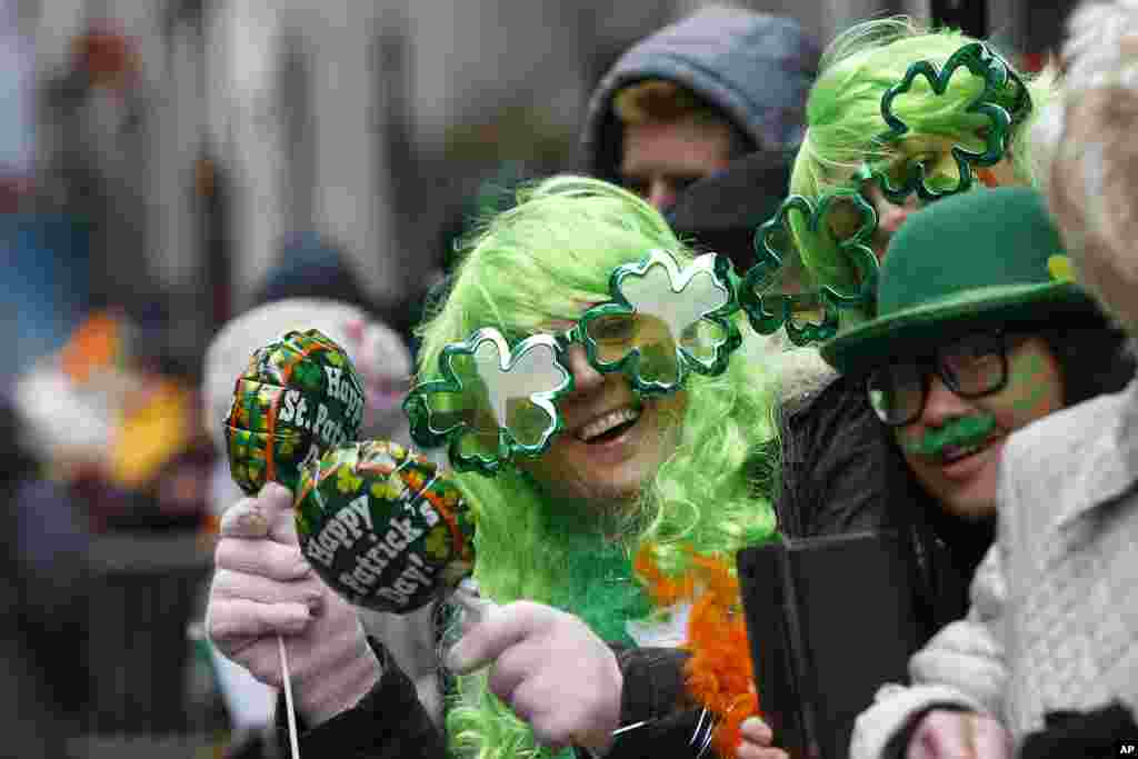 Warga berdiri di sepanjang jalan 5th Avenue pada parade hari St. Patrick's di kota New York. 
