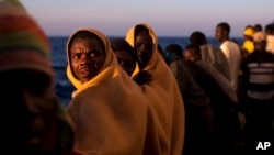 Des migrants dans le navire Golfo Azzurro en pleine mer Méditerranée, janvier 16 2017.