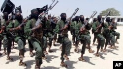 Militan al-Shabab melakukan latihan militer di selatan Mogadishu, Somalia (foto: dok). 