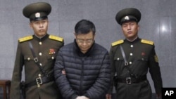 20년 가까이 북한을 드나들며 인도주의 구호활동에 앞장선 것으로 알려진 한국계 캐나다인 임현수 목사가 지난 2015년 12월 북한 최고재판소로 연행되고 있다.