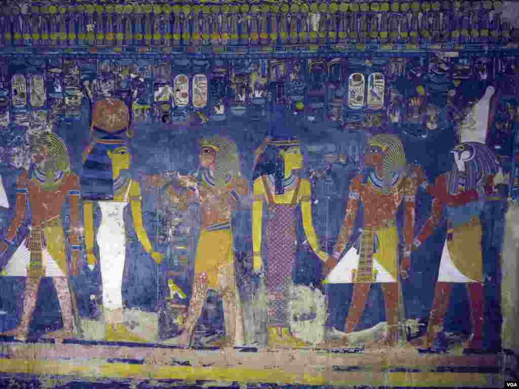Pharonic-era mural inside the tomb of an ancient king, reopened after five years of restoration, Luxor, Egypt, Nov. 5, 2015. (H. Elrasam/VOA)