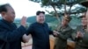 Le leader nord-coréen Kim Jong Un discusse avec Ri Pyong Chol, un des des programmes balistiques nord-coréens. à gauche, dans cette photo non datée publiée par l'Agence de presse coréenne du Nord (KCNA) le 15 mai 2017.