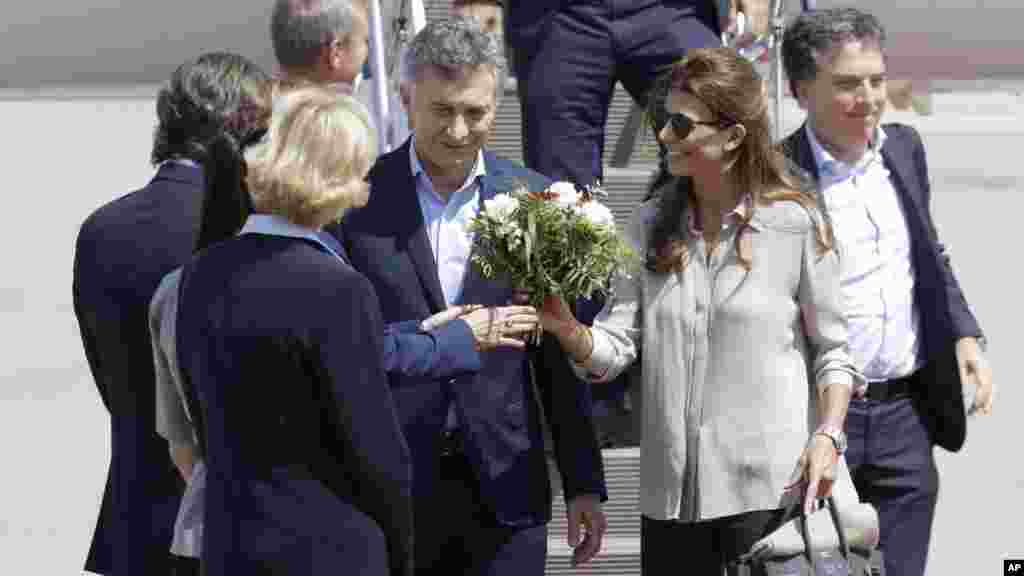 Le président argentin Mauricio Macri, et son épouse Juliana Awada arrivent à l'aéroport d'Hambourg pour le sommet du G20, le 6 juillet 2017.