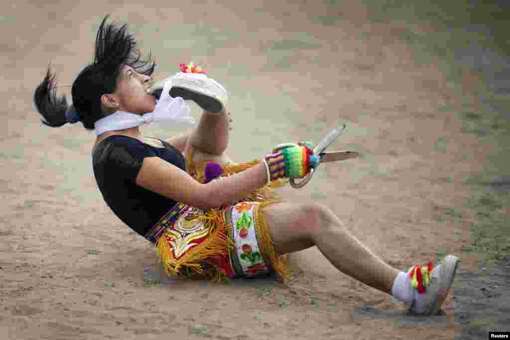 Seorang penari perempuan Peru berpartisipasi dalam Lomba 'Tari Gunting' di pinggiran kota Lima, Peru.