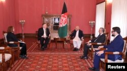 Presiden Afghanistan Ashraf Ghani bertemu dengan Menteri Luar Negeri AS Mike Pompeo di Kabul, Afghanistan 23 Maret 2020. (Foto: Istana Kepresidenan Afghanistan via Reuters)