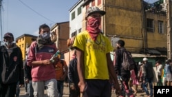 Des gens se promènent dans les rues du district d'Isotry à Madagascar, la capitale Antananarivo, le 16 mai 2020, où 16 personnes ont été infectées par le coronavirus COVID-19 par un seul habitant de ce quartier. 