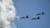 ARCHIVO - Tres cazas Sukhoi en formación durante un desfile en Caracas con motivo del Día de la Independencia, en julio de 2020.