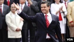 El PRI recibió la solicitud de registro de Enrique Peña Nieto como precandidato a presidente.