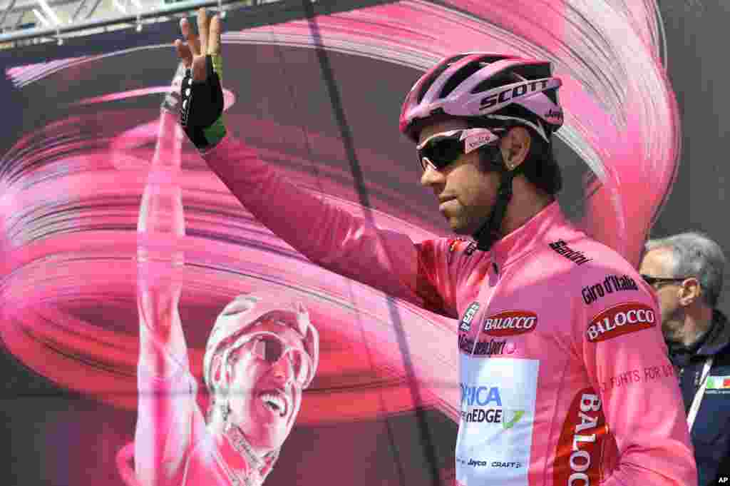 Pebalap sepeda Michael Matthews memberikan salam kepada para penggemarnya sebelum dimulainya tahap keenam Giro d'Italia, perlombaan sepeda tur Italia, dari Sassano ke Montecassino, Italia, 15 April 2014. 