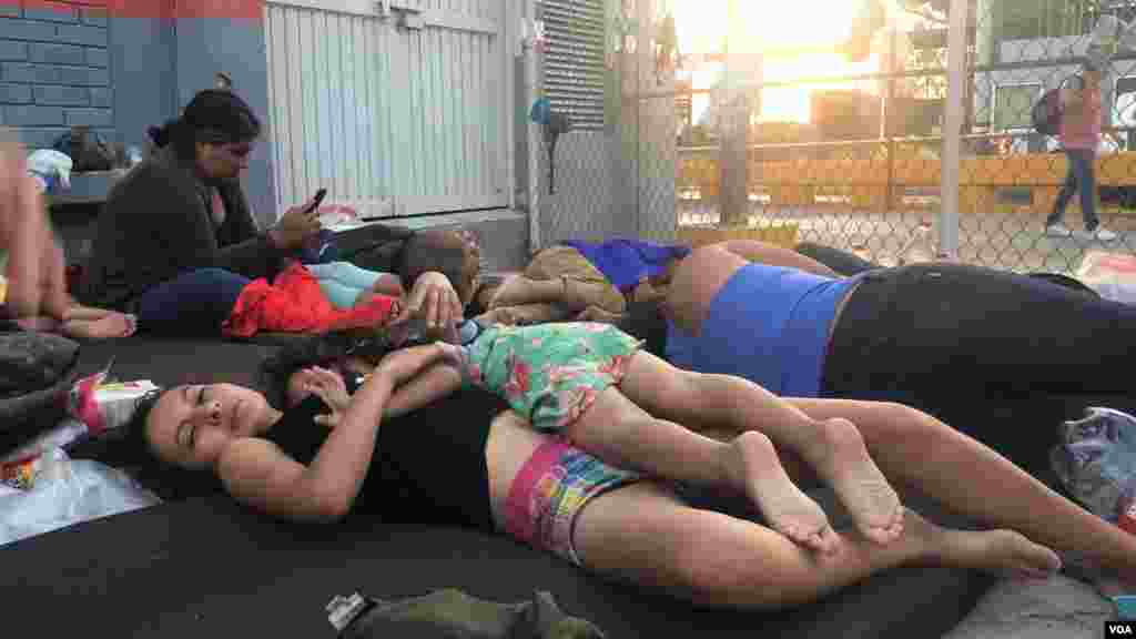 Decenas de migrantes quienes fueron regresados a Nuevo Laredo, México, durmieron a la intemperie en el área aledaña al Puente Internacional 1.