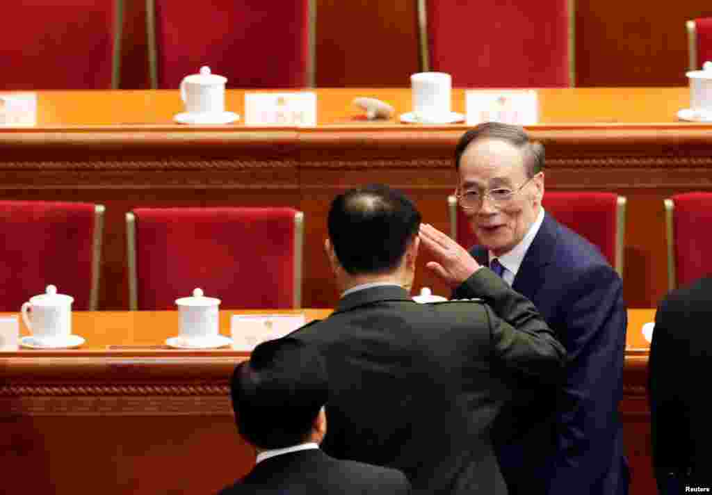 2018年3月5日,人大代表王岐山(左)在人大开幕式之后离开时,一位军方代表向他敬礼。从肩章上看,这位军人是上将,有些人估计这位将军是范长龙。3月5日的南华早报说,就是范长龙。