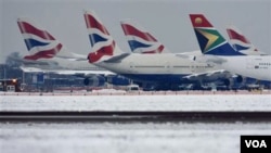 Pesawat-pesawat parkir di landasan pacu Bandara Internasional Heathrow di London. Badai salju pekan lalu membuat ribuan penumpang terlantar menjelang Natal.