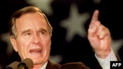 រូបភាព​ឯកសារ៖ លោក George Bush ថ្លែង​ទៅកាន់​ក្រុម​អ្នកគាំទ្រ​មួយក្រុម​ធំ​កាលពី​ឆ្នាំ​១៩៩២​ នៅអាកាសយានដ្ឋាន Sikorsky Memorial រដ្ឋ Connecticut។