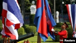 FILE PHOTO: A guard adjusts Cambodia's national flags before a welcoming ceremony at Government House in Bangkok, Thailand, on December 18, 2015. (REUTERS/Athit Perawongmetha)