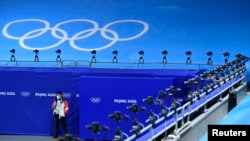 Seorang anggota staf terlihat di tempat Olimpiade Beijing. (Foto: REUTERS/Toby Melville)