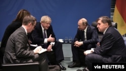 Presiden Rusia Vladimir Putin dan Perdana Menteri Inggris Boris Johnson bertemu di sela-sela KTT Libya di Berlin, Jerman, 19 Januari 2020. (Foto: Sputnik/Aleksey Nikolskyi/Kremlin via REUTERS)