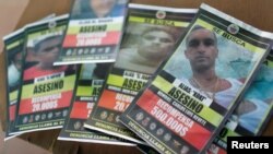 Carteles de "Se Busca" muestran a miembros de la banda criminal de El Koki después de enfrentamientos armados entre pandilleros y fuerzas policiales en el barrio Cota 905, en Caracas, el 12 de julio de 2021. Foto: Reuters.