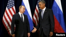 Le président des États-Unis, Barack Obama, tend la main à son homologue russe Vladimir Putin lors d'une rencontre au siège des Nations unies à New York, le 28 septembre 2015.