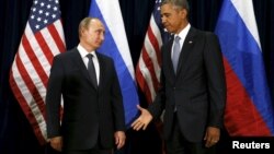 Le président des États-Unis, Barack Obama, tend la main à son homologue russe Vladimir Putin lors d'une rencontre au siège des Nations unies à New York, le 28 septembre 2015.